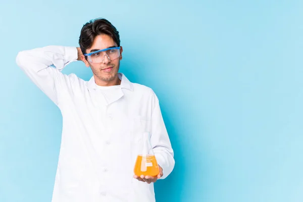 Giovane Uomo Caucasico Isolato Toccando Nuca Pensando Facendo Una Scelta — Foto Stock