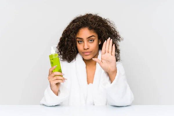 Jeune Femme Afro Américaine Tenant Une Aloe Vera Debout Avec — Photo