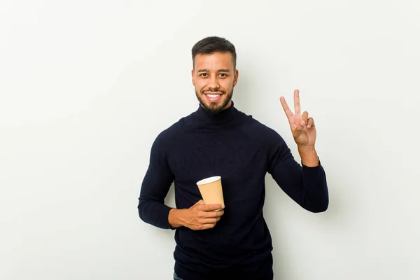 Joven Mixta Raza Asiático Hombre Sosteniendo Takeaway Café Mostrando Victoria — Foto de Stock