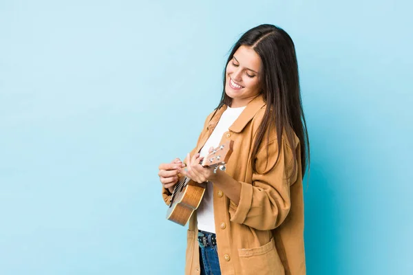 Jeune Femme Caucasienne Jouant Ukelele Isolé Sur Fond Bleu — Photo