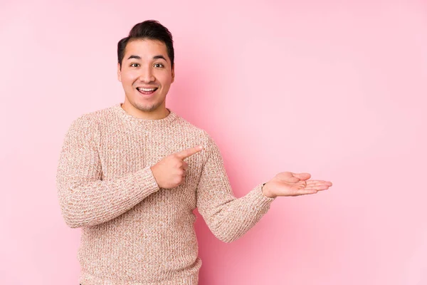 Young Curvy Man Posing Pink Background Isolated Excited Holding Copy — Stock Photo, Image