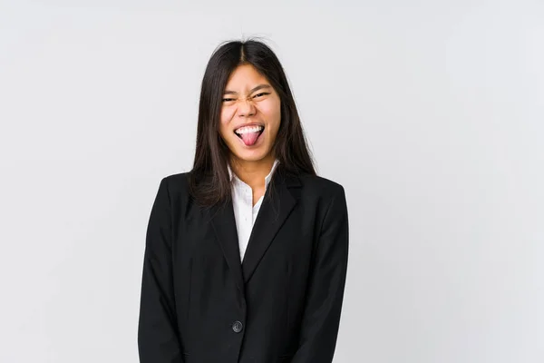 Genç Asyalı Kadını Komik Arkadaş Canlısı Dili Dışarı Çıkmış — Stok fotoğraf