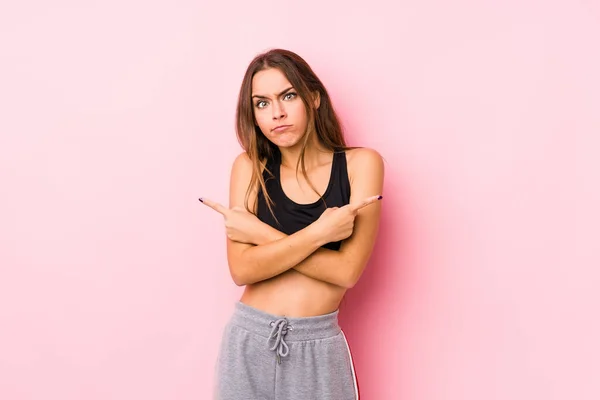 Mladá Běloška Fitness Žena Pózující Růžovém Pozadí Body Bokem Snaží — Stock fotografie