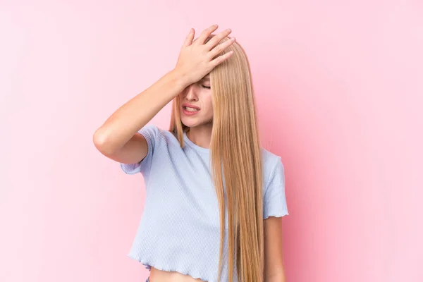 Ung Blond Kvinne Rosa Bakgrunn Som Glemmer Noe Slår Pannen – stockfoto