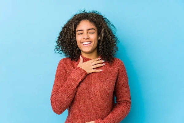 若いアフリカ系アメリカ人の巻き毛の女性は大声で手を保つことを笑う胸 — ストック写真