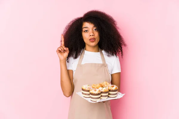 Jovem Pasteleiro Afro Mulher Segurando Cupcakes Isoladojovem Padeiro Afro Tendo — Fotografia de Stock