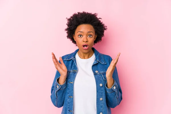 Young African American Woman Pink Backgroound Isolated Surprised Shocked — 스톡 사진