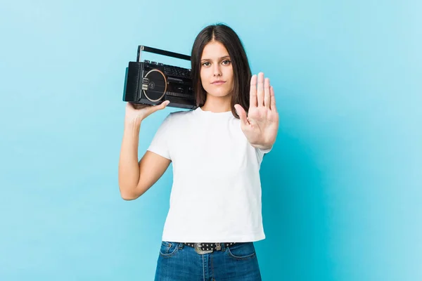 Ung Kaukasiska Kvinna Som Håller Guetto Blaster Stående Med Utsträckt — Stockfoto