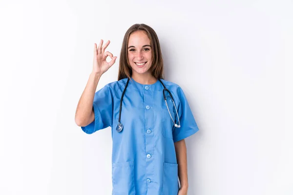 Jeune Infirmière Femme Isolée Gaie Confiante Montrant Geste — Photo