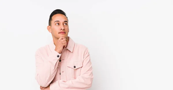 Joven Latino Posando Aislado Mirando Lado Con Expresión Dudosa Escéptica —  Fotos de Stock