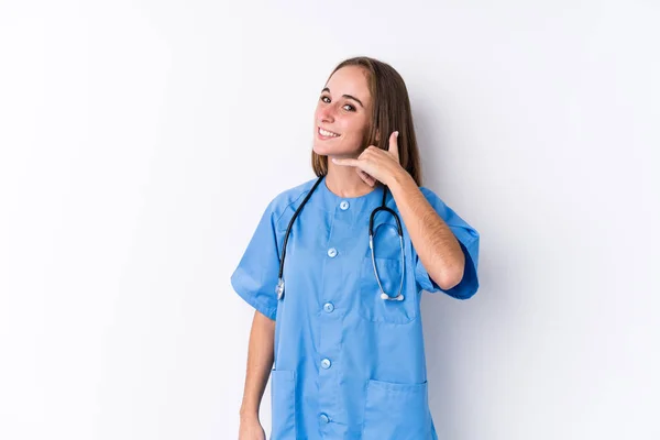 若い看護師の女性は 指で携帯電話の呼び出しジェスチャーを示す隔離された — ストック写真