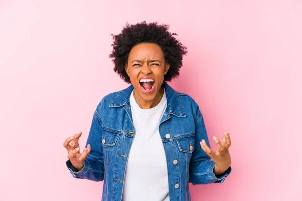 Jonge Afrikaanse Amerikaanse Vrouw Tegen Een Roze Backgroound Geïsoleerd Schreeuwen — Stockfoto