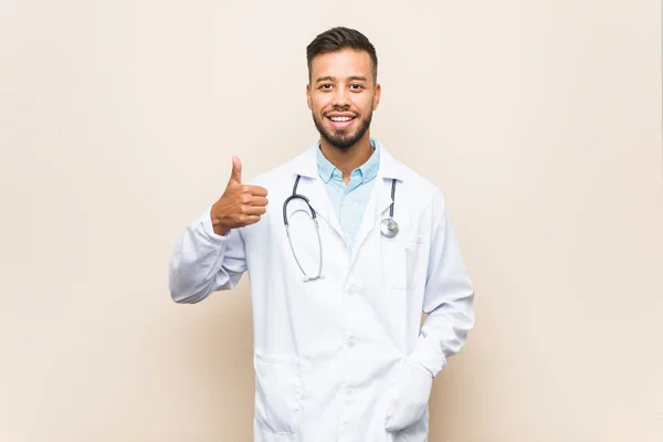 Jovem Sul Asiático Médico Homem Sorrindo Levantando Polegar — Fotografia de Stock