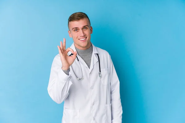 Jovem Médico Caucasiano Homem Alegre Confiante Mostrando Gesto — Fotografia de Stock