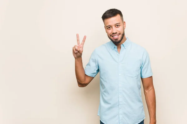 Joven Hombre Sudasiático Mostrando Señal Victoria Sonriendo Ampliamente —  Fotos de Stock