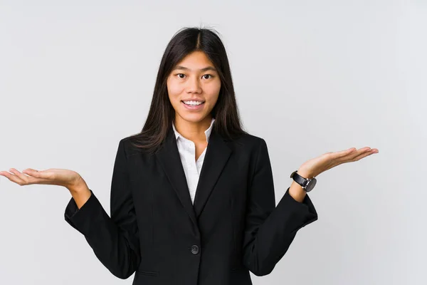 若いアジアのビジネス女性は腕でスケールを作ります 幸せと自信を感じます — ストック写真