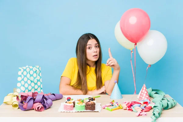 Joven Mujer Caucásica Organizando Cumpleaños Teniendo Una Idea Concepto Inspiración —  Fotos de Stock