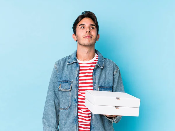 Young Caucasian Man Holding Pizzas Isolated Dreaming Achieving Goals Purposes — 스톡 사진