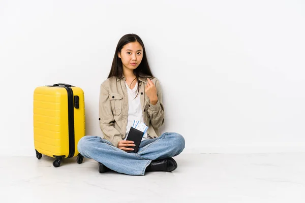 Young Chinese Traveler Woman Sitting Holding Boarding Passes Pointing Finger — ストック写真