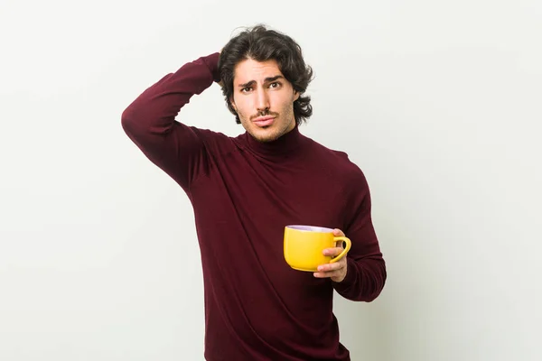 Junge Kaukasische Mann Hält Eine Kaffeetasse Schockiert Sie Erinnert Sich — Stockfoto