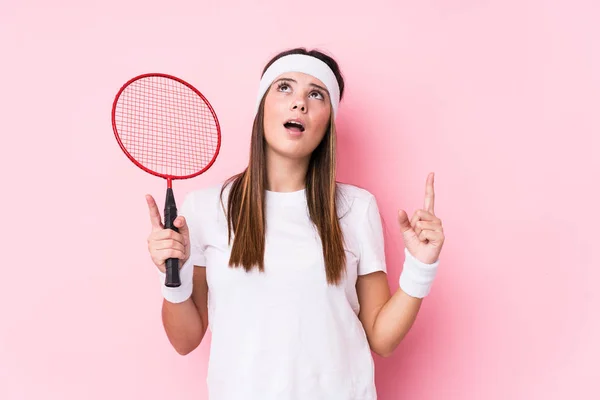 Badminton Oynayan Beyaz Bir Kadın Ağzı Açık Üst Tarafı Işaret — Stok fotoğraf