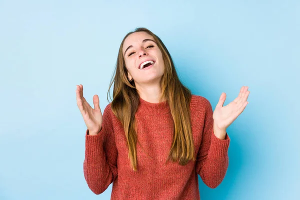 Jonge Blanke Vrouw Poseren Geïsoleerd Vreugdevol Lachen Veel Geluksconcept — Stockfoto