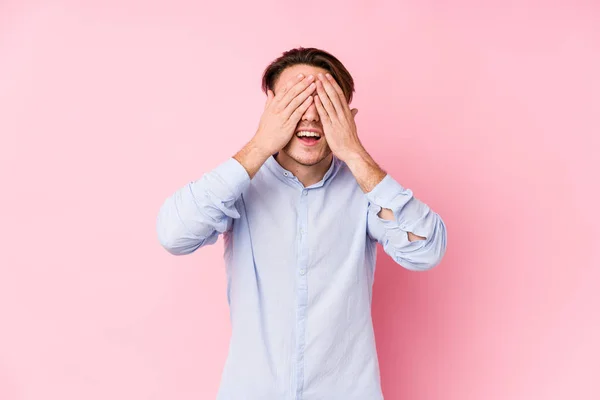 Young Caucasian Man Posing Pink Background Isolated Covers Eyes Hands — Stock Photo, Image