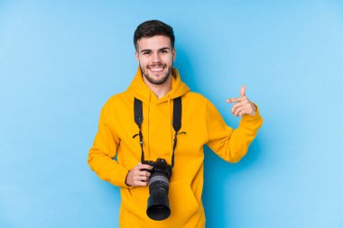 Kafkasyalı genç fotoğrafçı, gömlek fotokopi alanını elle gösteren, gururlu ve kendinden emin birini izole etti.