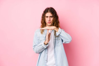 Uzun saçlı adam izole edilmiş bir şekilde poz veriyor..