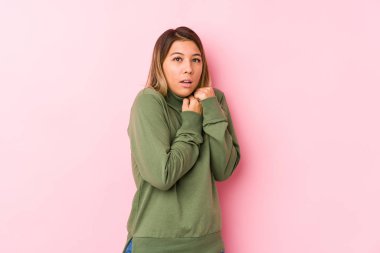 Kafkasyalı genç kadın yalnız poz veriyor korkmuş ve korkmuş..