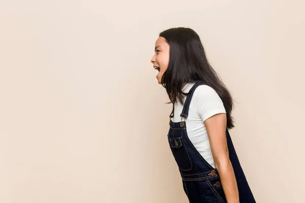 Jovem Adolescente Chinês Bonito Jovem Loira Vestindo Casaco Contra Fundo — Fotografia de Stock