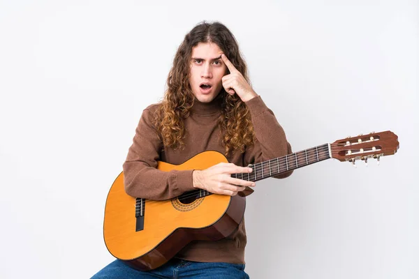 Joven Caucásico Tocando Guitarra Aislado Mostrando Gesto Decepción Con Dedo —  Fotos de Stock