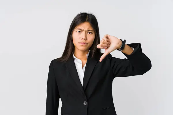 若いアジアのビジネス女性が嫌いなジェスチャー 親指ダウンを示しています 意見の相違 — ストック写真