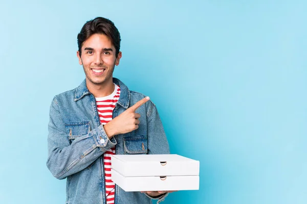 Young Caucasian Man Holding Pizzas Isolated Smiling Pointing Aside Showing — 스톡 사진