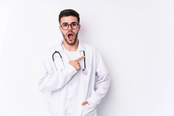 Junge Kaukasische Arzt Mann Isoliert Zeigt Auf Die Seite — Stockfoto