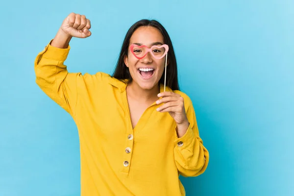 Joven Mujer India Divirtiéndose Sosteniendo Una Fiesta Objetos Aislados — Foto de Stock