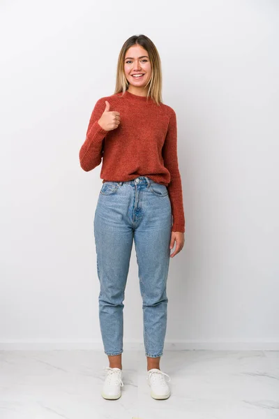 Corpo Pieno Giovane Donna Caucasica Sorridente Alzando Pollice Verso Alto — Foto Stock