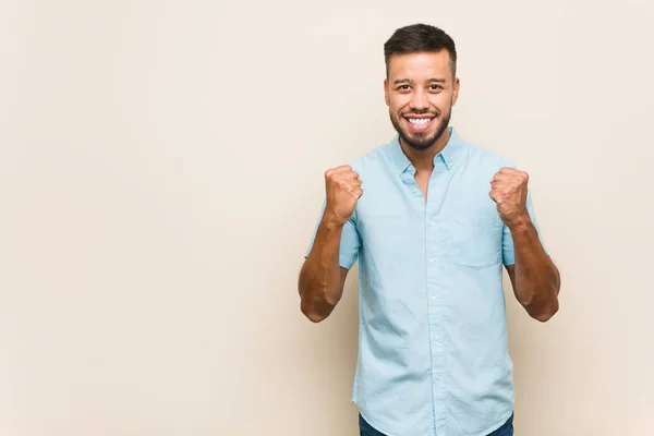 Jonge Zuid Aziatische Man Juichen Zorgeloos Opgewonden Overwinningsconcept — Stockfoto