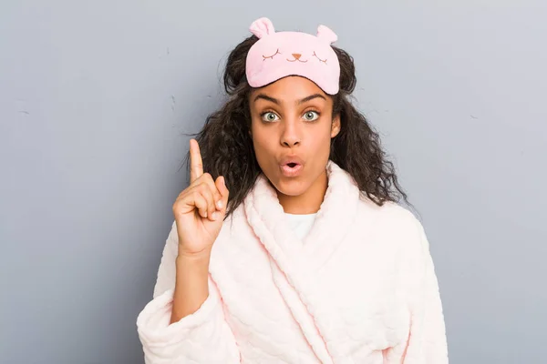Νεαρή Αφροαμερικανή Που Φοράει Πιτζάμες Και Μάσκα Ύπνου Έχοντας Κάποια — Φωτογραφία Αρχείου