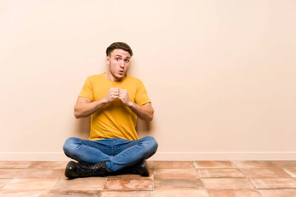 Νεαρός Καυκάσιος Που Κάθεται Στο Πάτωμα Απομονωμένος Φοβισμένος Και Φοβισμένος — Φωτογραφία Αρχείου