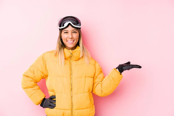 Young Caucasian Woman Wearing Ski Clothes Pink Background Showing Copy — 스톡 사진