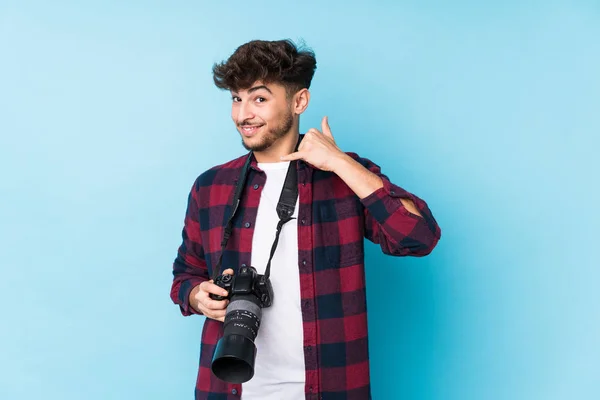 Ung Arabisk Fotograf Man Isolerad Visar Mobiltelefon Gest Med Fingrar — Stockfoto