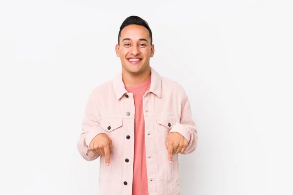 Genç Latin Adam Izole Noktaları Parmaklarıyla Aşağı Çekiyor Pozitif Duygu — Stok fotoğraf