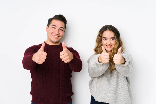 Jeune Couple Posant Dans Fond Blanc Avec Pouces Levés Acclamations — Photo