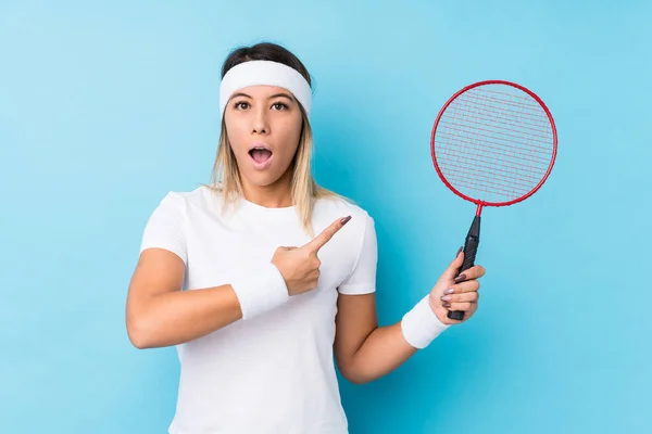 Młoda Biała Kobieta Grająca Badmintona Odizolowana Wskazując Bok — Zdjęcie stockowe