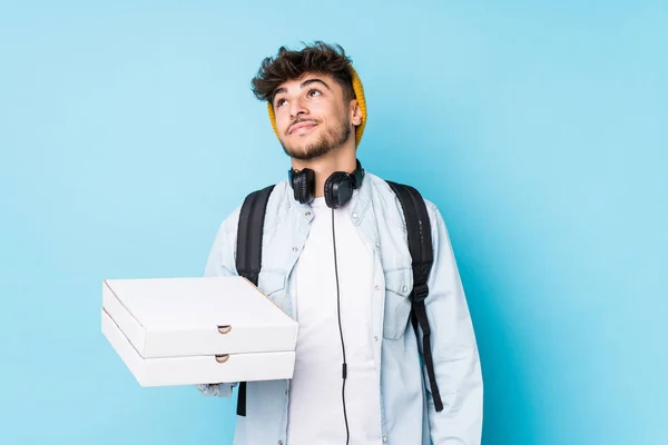 Young Arab Student Man Holding Pizzas Isolated Dreaming Achieving Goals — 스톡 사진