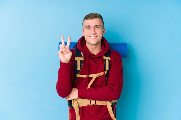 Kaukasischer Reisender Zeigt Nummer Zwei Mit Fingern — Stockfoto