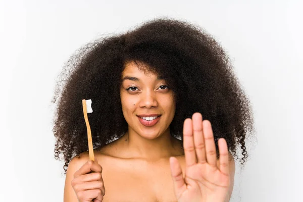 年轻的非洲女人拿着牙刷 孤立地站在那里 伸出的手显示出停止的迹象 阻止了你 — 图库照片