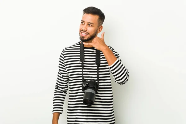 Joven Fotógrafo Sudasiático Mostrando Gesto Llamada Telefónica Móvil Con Los —  Fotos de Stock
