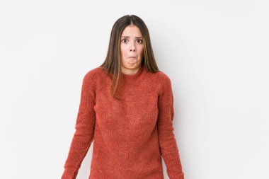 Yalnız poz veren beyaz bir kadın.